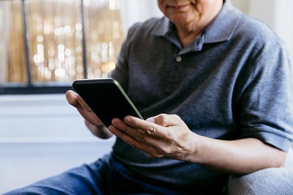  老年人网络沉迷问题凸显；家庭陪伴与平台责任需并重。 情感心理