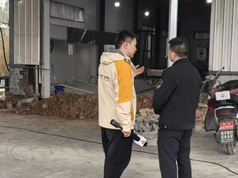  柴火锅巴成营销噱头；工业生产藏卫生隐患；怀旧情怀被利用。 新闻