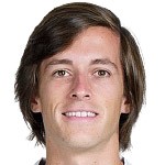  卡雷拉斯伤势未愈；欧冠次回合难首发，皇马左路面临考验；周末德比成复出关键节点。 体育新闻