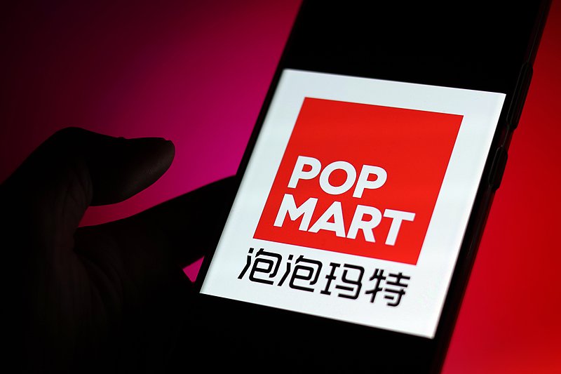  七年等待终到手，盲盒订单尘封往事重现；许女士意外签收旧物，引发消费反思。 娱乐新闻