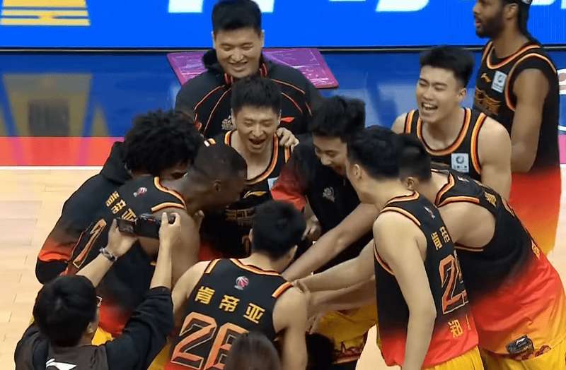  关键时刻挺身而出；庞峥麟率江苏队完成惊险逆转，险胜劲旅广东队。 体育新闻