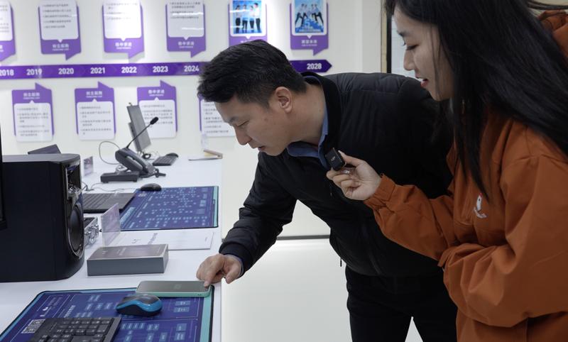  数秒语音的代价：揭秘被AI操控的信任危机 情感心理