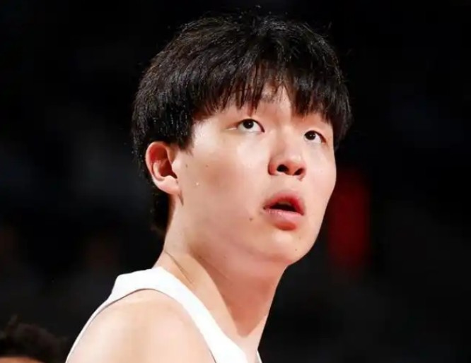  那场29分逆转未遂的季后赛里，藏着杨瀚森没说出口的倔强 体育新闻